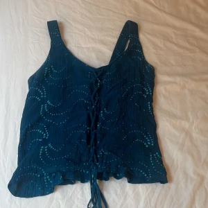 Cool topp - Jättecool top som jag aldrig använder! Köpt secondhand men knappt använt av mig☺️jättefin snörning där fram också! Står one size men passar jättwbra på mig som är xs-s💗dock är den stretchiga så passar säkert m också!