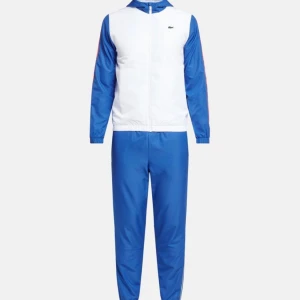 Lacoste träningsoverall  - Helt ny Lacoste träningsoverall som är oanvänd och i bra skick, väldigt bekväm att ha på sig till ett bra pris