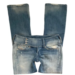 lågmidjade bootcut jeans - Snygga och unika lågmidjade bootcut jeans, från diesel! Jag är ca 165 för referens💞