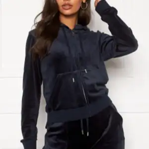 Säljer Juicy couture hoodie. Den är i storlek L, bra skick och alla detaljer kvar. 