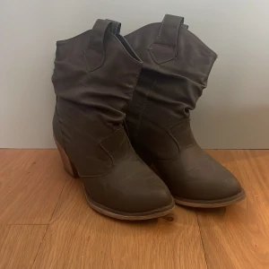 Boots strl 36 - Mörkgröna boots i bra skick. Använda enstaka gånger. Normal i storlek. PU-läder