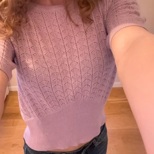 Lila blus - Så himla söt lila blus med väldigt fint mönster, perfekt till sommaren. Kommer tyvärr aldrig till användning och har inte använts alls mycket så i väldigt bra skick. 