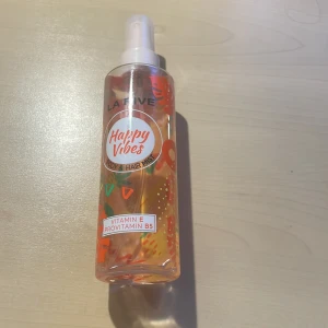 La rive parfym - Använt inte alls ofta men har hällts över till en annan flaska. Tar nästan aldrig slut Köpt för ett halv år sedan Skriv vid frågor!