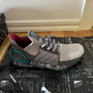 Adidas ultraboost Star wars-19 - Knappt använda  Star wars edition-19 Adidas ultraboost  Fint skick str 42