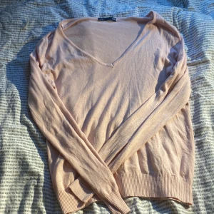 Tröja  -  Tröja med tönt och lätt material i storlek S men passar lätt till M också.