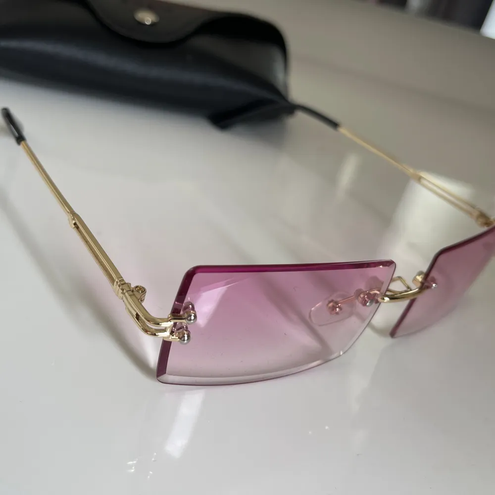 Rosa solglasögon från Shein, y2k style. Har aldrig använts sen jag köpte dem i Januari. Jätte bra skick. Fodral tillkommer. . Accessoarer.