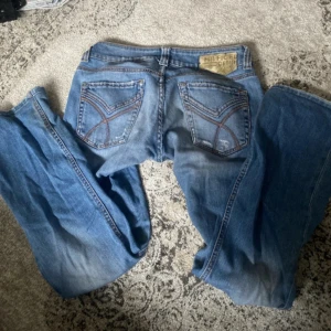 Bootcut jeans  - Lågmidjade bootcut jeans från tommy hilfiger. Midjemåttet tvärs över: 36 Innerbenslängd: 76