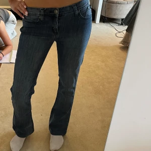 Rock and Republic jeans - Utförsäljning!!  Midjemått(rätt över): 38 cm Innerbenslängd: 76 cm Modellen är: 170 cm  Skriv om ni har några frågor💗//Perfectjeans