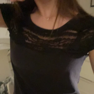 Spetstopp - En söt svart spets tshirt från hm. Inga defekter skulle ja säga. Använd 1 gång 💕 storlek M men passar mig som har xs-s 