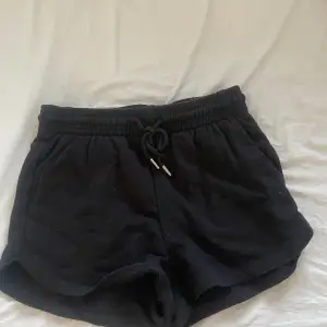 säljer dessa svarta shorts köpta på h&m för ca 2 år sedan. de är väl använda men har inga synliga defekter! mjuka och sköna nu till sommaren💗kontakta om du har några frågor
