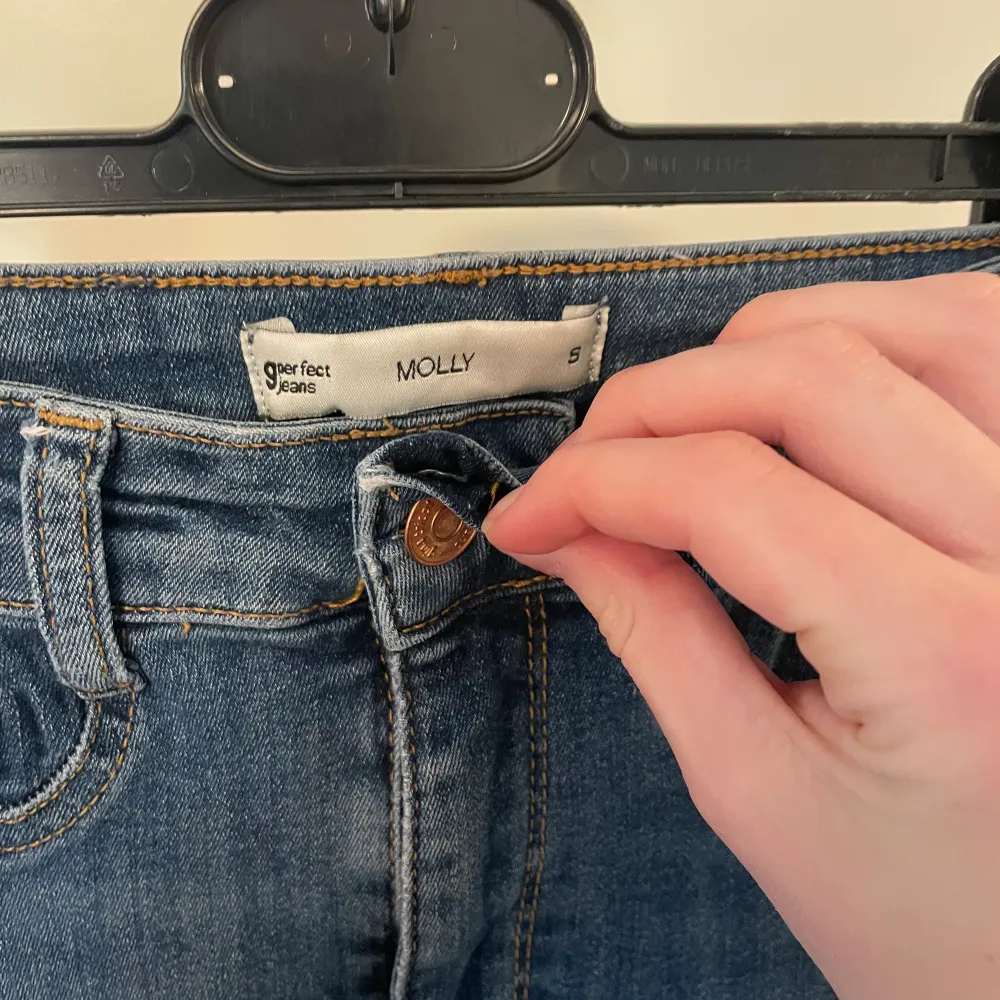 Skinny jeans från Gina Tricot. Använda men i fint skick, förutom att där finns ett litet hål ovanför knappen. Därav lågt pris. Jeans & Byxor.