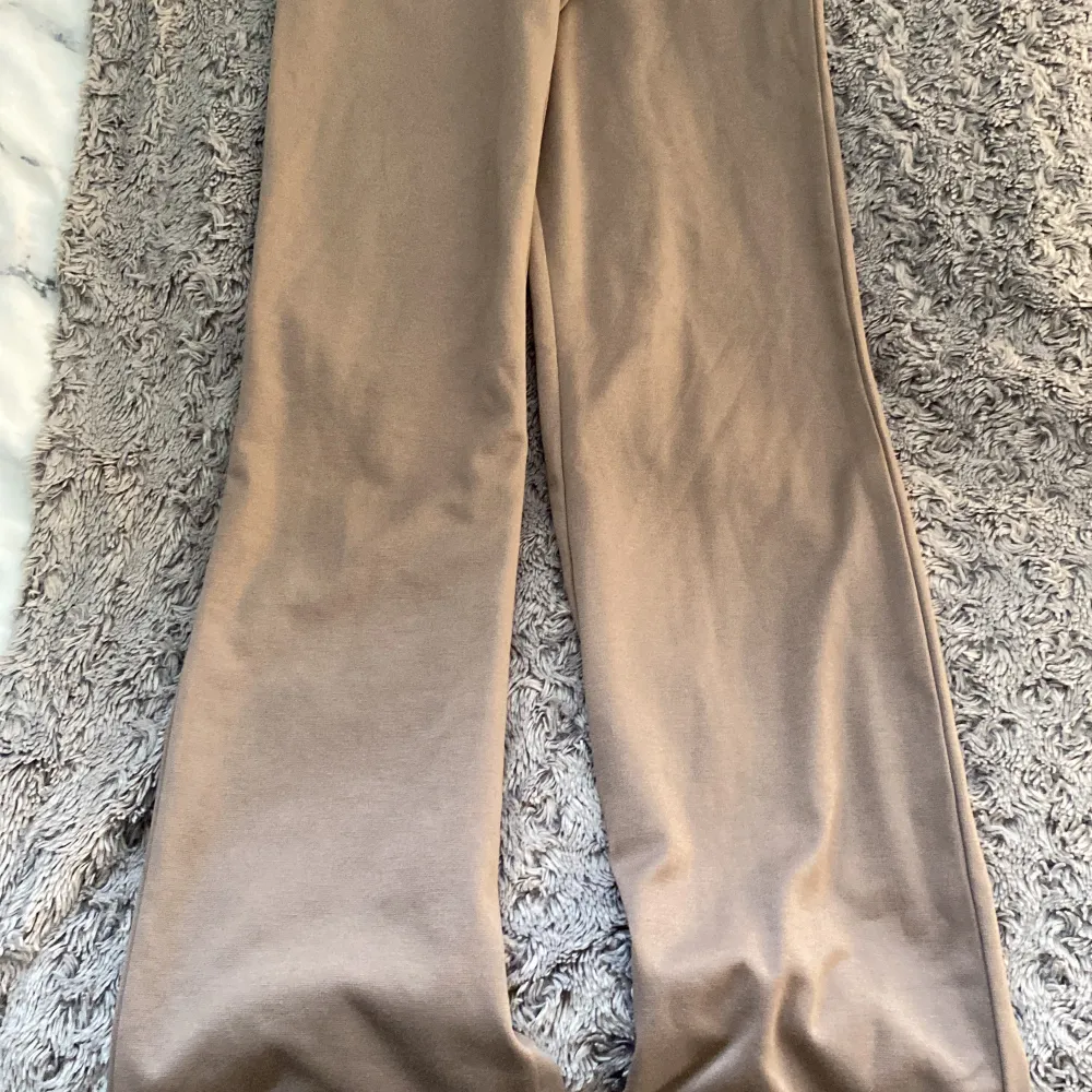 Ett par bruna/grå byxor som knappt har används🩷. Jeans & Byxor.