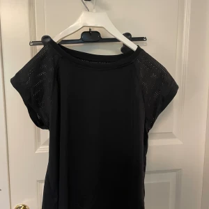 Tränings tröja  - Tränings tröja från Soc. Använd men i fint skick 