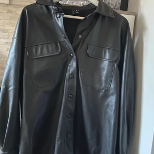 Skinn jacka - Skinn jacka / skjorta från Vero Moda!  Använd fåtal gånger, väldigt bra skick 