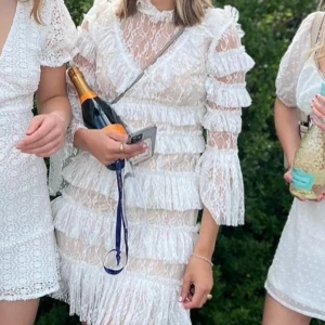 STUNDENTKLÄNNING BY MALINA💗 - Nu säljer jag min otroliga studentklänning som jag älskade såå mycket!!🫶🏻💕💕💕den är vit från by malina ”collection” och finns inte längre kvar att köpa från deras hemsida! Storlek S men  passar M oxå!  Nypris, 3000kr!☀️