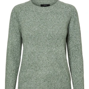 Stickad tröja  - Grön fin stickad tröja från vero Moda, köpt i butik för ungefär ett år sen, använd några gånger men inte så nopprig🌟