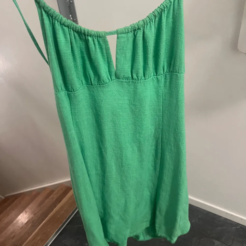 Grön somrig klänning från pull and bear med öppen rygg. Strl XS, knappt använd. 60kr . Klänningar.