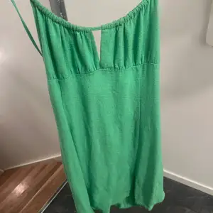 Grön somrig klänning från pull and bear med öppen rygg. Strl XS, knappt använd. 60kr 