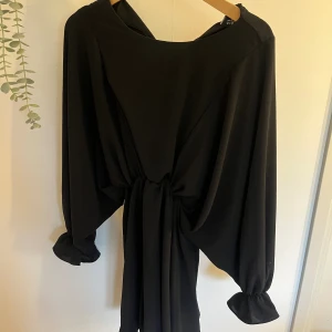 Svart klänning - Svart klänning från madlady med pösiga armar och taight i midjan med reså. Använd vid ett tillfälle, så i nyskick. Vid fler frågor eller bilder är det bara att kontakta i chatten. Köparen står för frakten💕