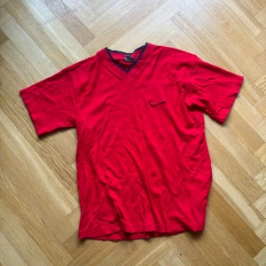 Röd Nike T-Shirt - Mycket bra skick. Använd en gång.
