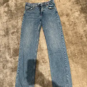 Jätte fina jeans från Zara! Använda fåtal gånger.💞