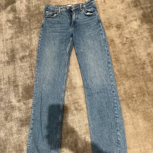 Midwaist jeans från Zara! - Jätte fina jeans från Zara! Använda fåtal gånger.💞
