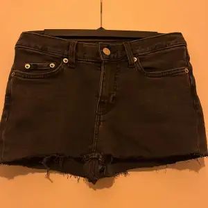 Svarta jeans shorts från Weekday i storlek 24/30. Perfekt till sommaren! Ny pris 299kr, mitt pris 149kr.💕