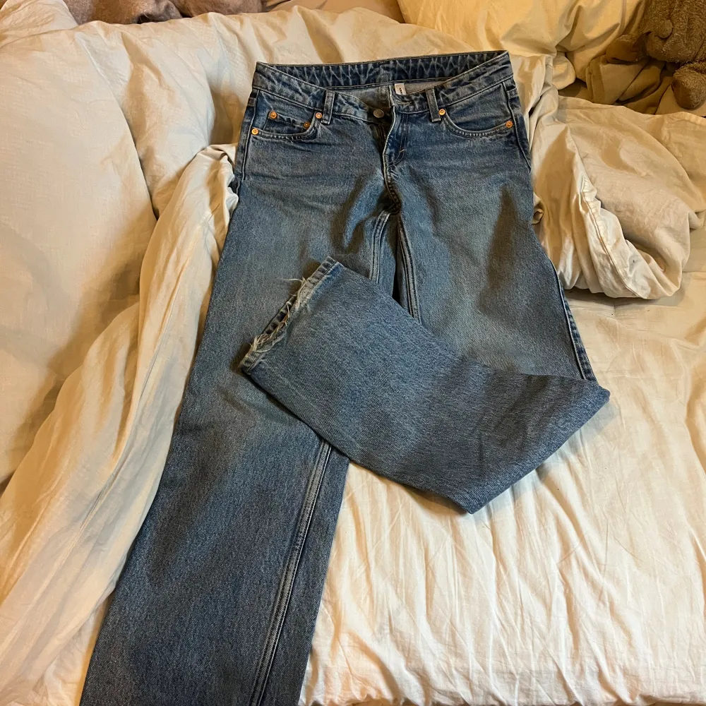 Lågmidsjde jeans i modell straight, jättefint skick. Hör gärna av dig vid frågor annars använd gärna köp nu!. Jeans & Byxor.