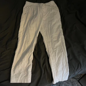 Vita Linnebyxor - Vita linnebyxor från zara, knappt använda iprincip nyskick. Nypris ca 600
