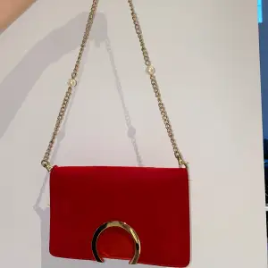 Så söt liten röd handväska ❤️‍🩹 Använd en gång i superfint skick 