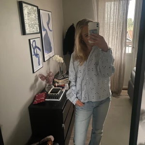 Spetsblus  - Superfin babyblå skjort-blus perfekt till sommaren💗