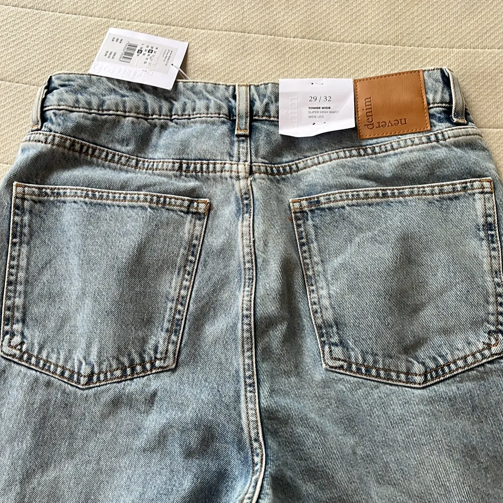 Helt nya aldrig använda jeans med prislappen kvar! Storleken ser ni på lappen men vill ni ha ytterligare bilder/mått så skriv privat🫶🏻🫶🏻  Priset kan diskuteras!🥰. Jeans & Byxor.
