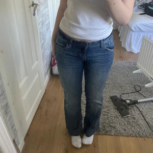 Blå lågmidjade jeans  - Från H&M i strl 42! Säljer pga fickorna i bak inte riktigt är min stil! Inga defekter