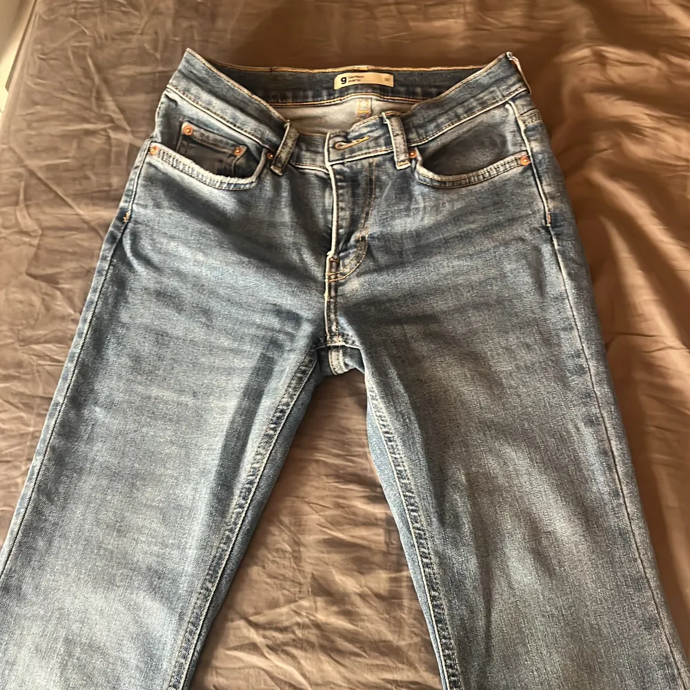 Jätte sköna och fina jeans som är i storlek 32 men passar även 34🥰 nypris 499kr. Jeans & Byxor.