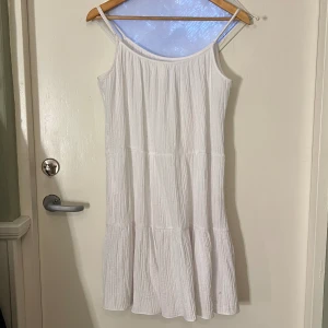 Superfin sommarklänning! - En superfin sommarklänning ifrån hm! Jag säljer då den inte kommer till användning längre. 