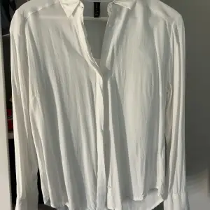 En väldigt tunn skjorta som är lite iver size så den passar både S och M