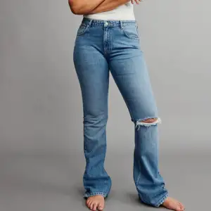 Säljer pågrund av att de blivit för små. Midwaist utsvängda jeans med hål (ska vara så). Använt 5-10 gånger så de är i bra skick. Pris går att diskuteras. Säljer för 300kr köptes för 600kr