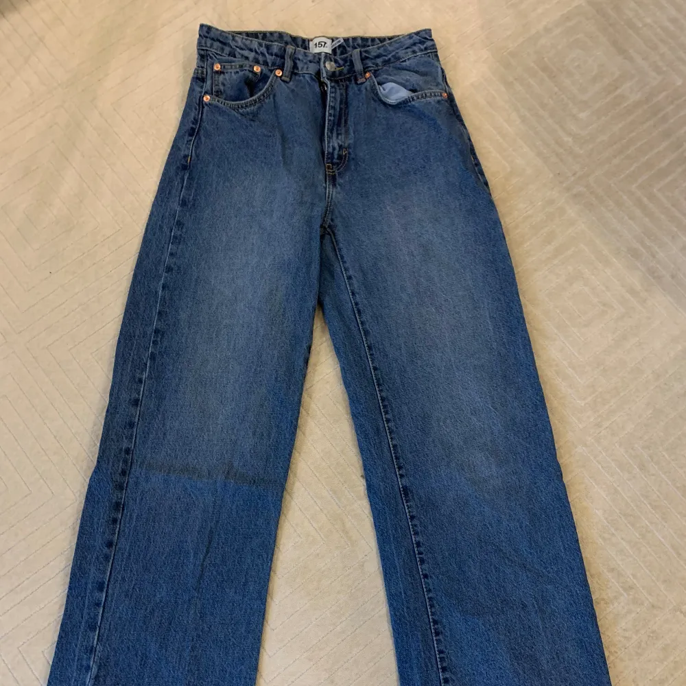 Ett par blåa jeans från Lager 157. Ännu ett klädesplagg jag bara haft på mig ett fåtal gånger, därför är de i nytt skick.    Kan mötas upp i T-Centralen för hämtning.. Jeans & Byxor.