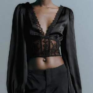 Söker denna blus från Zara i strl XS!🩷
