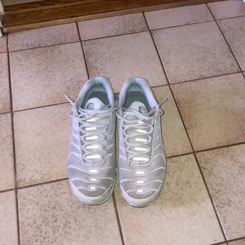Säljer feta Vita nike tns, köpta från hemsidan perfekta till sommaren Lite slitningar pga haft dom i ett halvår Kom dm om det finns fler frågor😁🔥. Kengät.