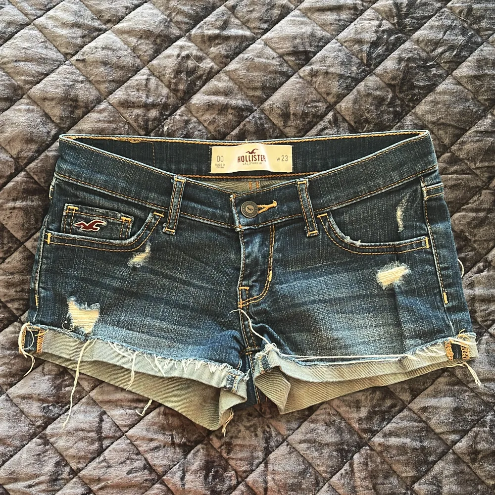 Low waist shorts från hollister i gott skick, använda fåtals gånger💕 säljer pågrund av att dem blivit för små🩷. Shorts.