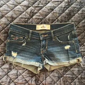 Low waist shorts från hollister i gott skick, använda fåtals gånger💕 säljer pågrund av att dem blivit för små🩷