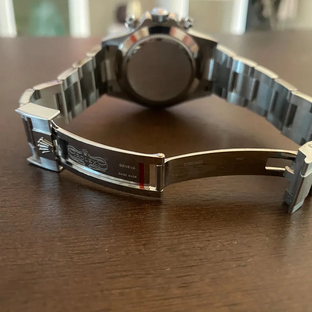 En nästan oanvänd kronograf klocka tillverkad av Noob med 901L stål, super snygg,  kronografen fungerar precis som originalet, säljs med låda. Övrigt.