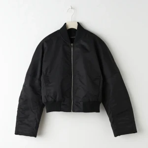 Kort bombarjacka - Säljer denna jacka från Gina tricot som jag köpte för ett tag sen men aldrig använt. Storlek S. Den är kort med breda armar. 