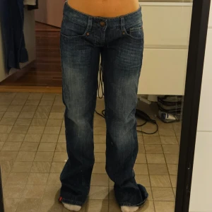 Lågmidjade jeans - Vintage lågmidjade jeans från edc by esprit💕 Supersnygga men tyvärr för långa för mig :( Midja: 39cm Innerben: 81