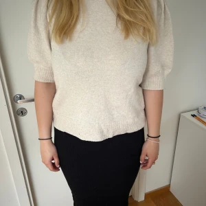 Stickad topp  - Säljer denna fina stickade topp från vero Moda, använd fåtal gånger!!😍