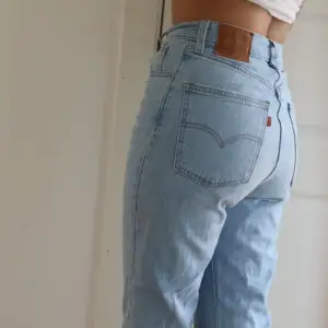 Levi’s jeans i storlek W27 L31, finns ett litet hål på framsidan- modellen är så. 🥰