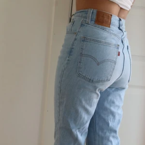 Ljusblåa Levi’s jeans  - Levi’s jeans i storlek W27 L31, finns ett litet hål på framsidan- modellen är så. 🥰