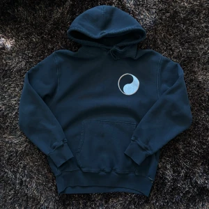 Our Legacy x Stüssy - Köpt på workshoppen! Medium men sitter löst, nästintill som Large imo (Skippa alla 1000 frågor för att sen strunta i köpet. Köp nu eller inte alls, slösa inte min tid tack! Jag möts inte längre upp pga tidsödslande intressenter.) Pusss