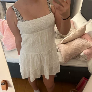 sommarklänning! - supersöt sommarklänning från zara, storlek xs och säljs på grund av att den blivit för liten. perfekt skick, använt ett fåtal gånger förra sommaren 💕 nypris 400 , säljer för 200💕 pris kan diskuteras 